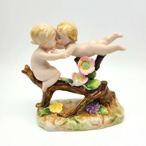 Vintage Napco Kissing Cherubs With Flowers In Tree Figurine 4 3/4"
